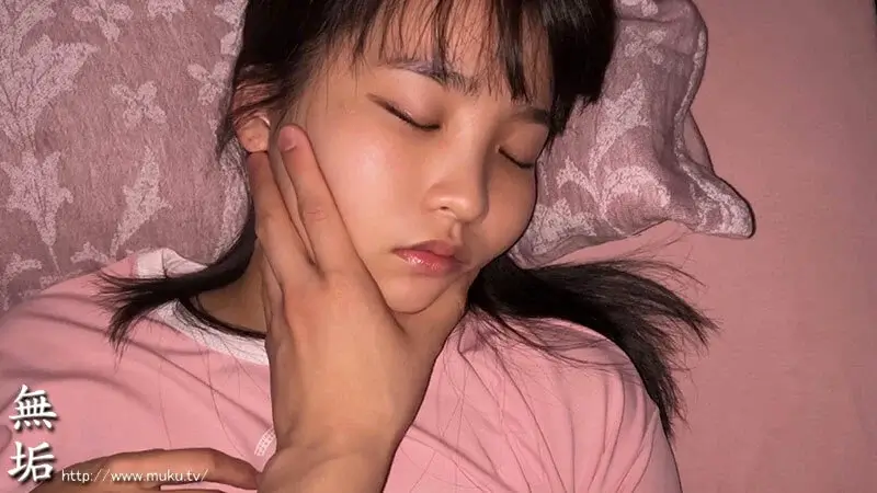 すっかり大きくなった思春期真っ盛りの近所の娘さんを… 隣人盗撮。 彼氏ができた記念に侵入・悪戯・睡眠姦中出し。ついでに彼氏とのハメ撮り映像を流出された少女…。 枢木あおい
